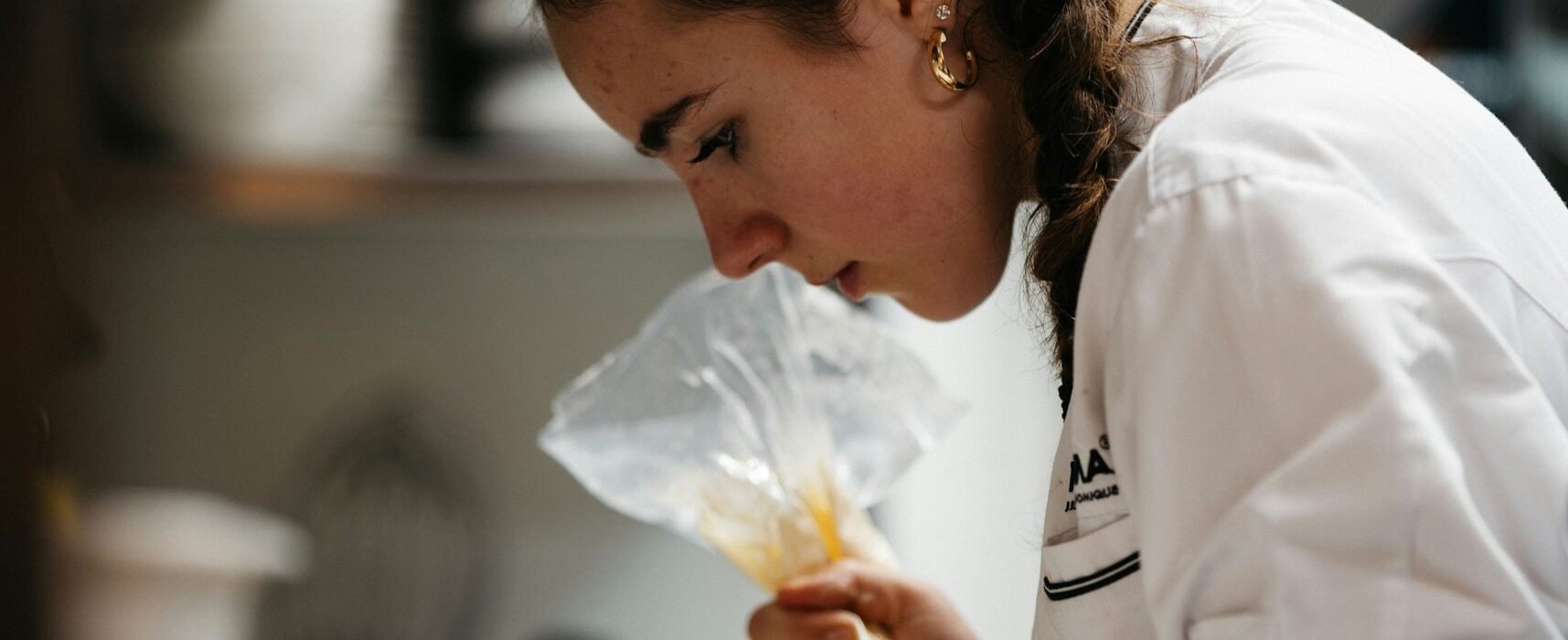 apprentis cuisine preparant repas martin baron